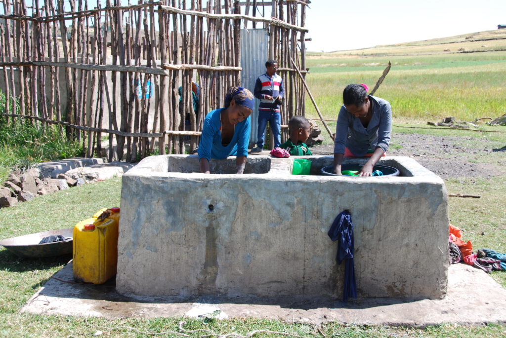 Frauen beim Waschen in Äthiopien