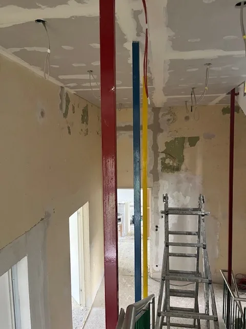 Umbauarbeiten im Treppenhaus der Weißen Villa mit farbigen Stützen