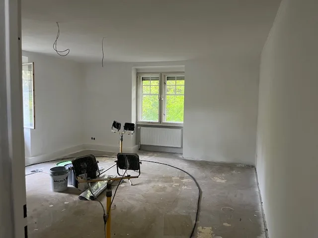 Renoviertes Zimmer der Weißen Villa mit Fenster zum Garten