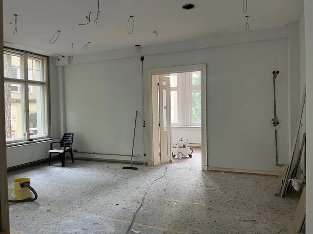 Renovierungsarbeiten in einem hellen Raum der Weißen Villa in Berlin