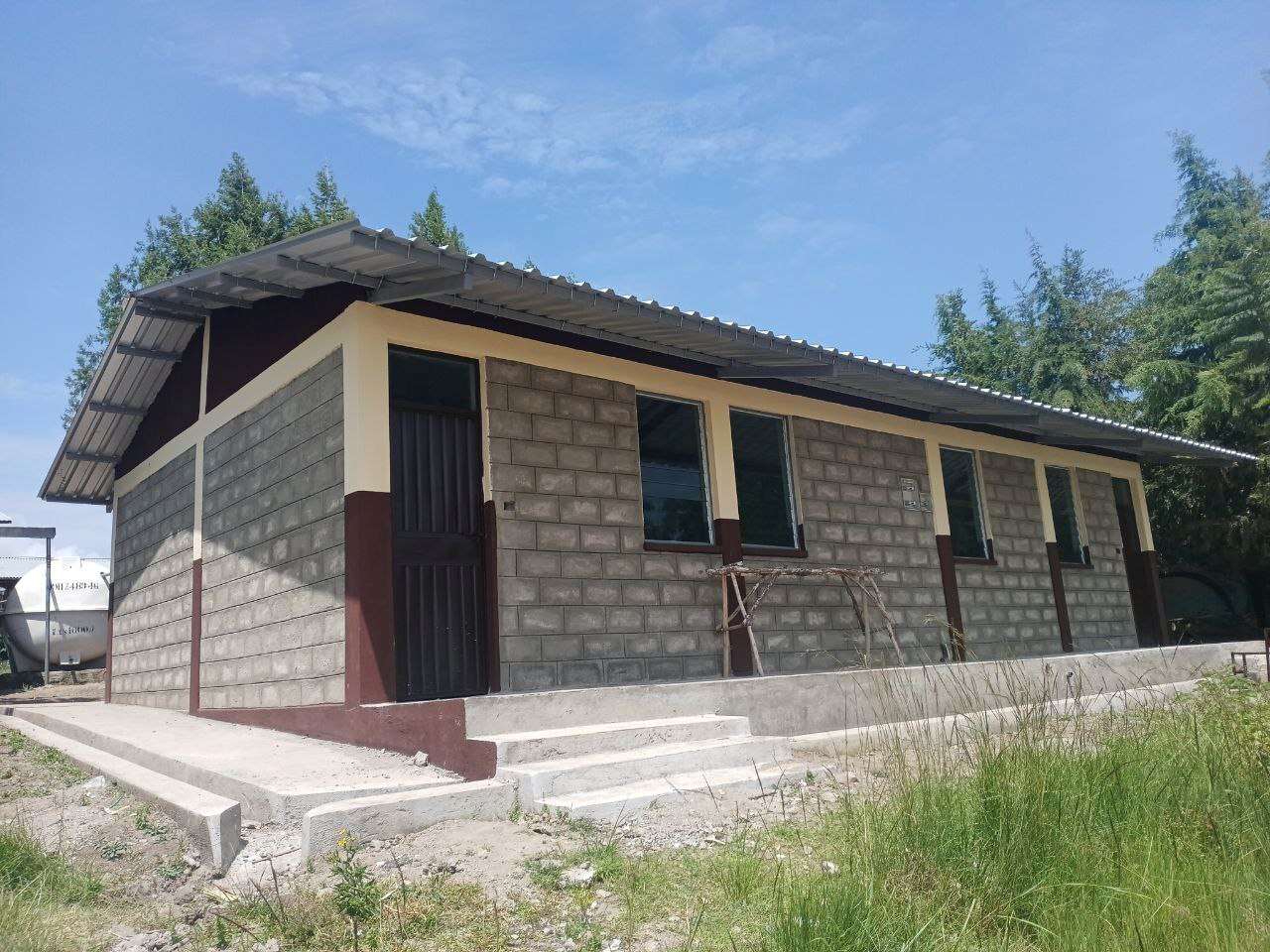 Die Zoma Higher Primary School kurz vor der Fertigstellung