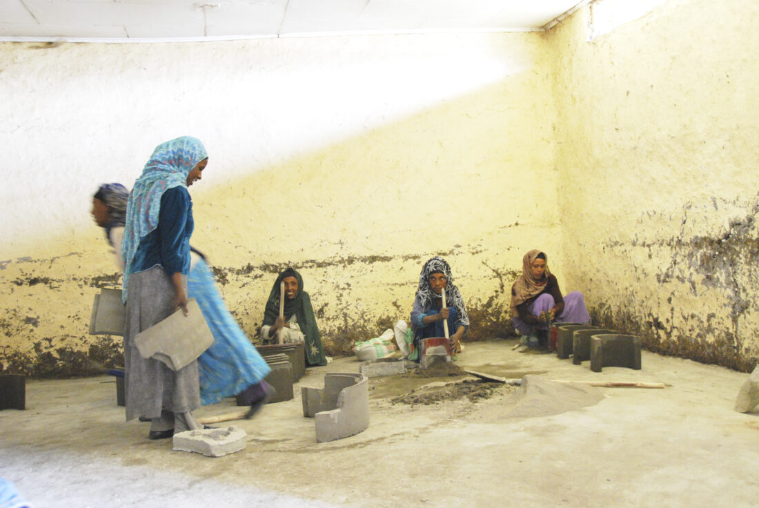 Produktion von "green stoves" einer Frauen-Genossenschaft